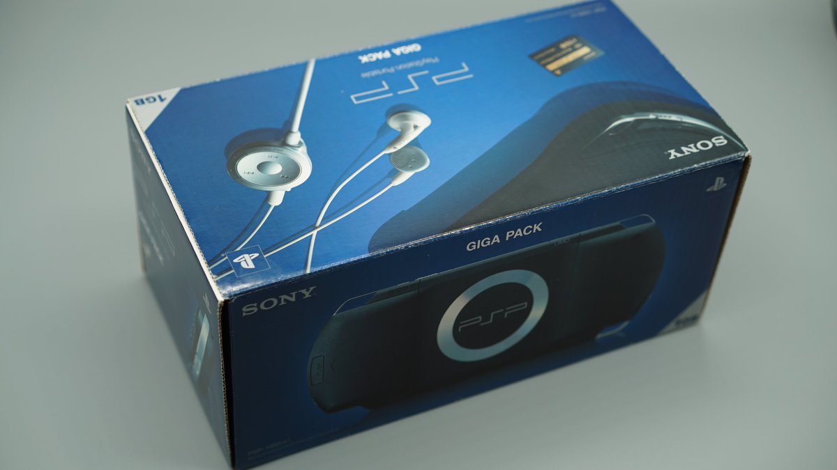 coma4690's tweet photo. 今更の先月ですが #PS30thAnniversary グッズ、#PlayStationPortable シャカシャカアクリルシリーズのキーホルダーが発売。7月頃予約してから忘れた頃に届いてました💦 懐かしさとcoolなdesignのあまり、これまた先月11/17に20周年を迎えた「PSPギガパック」本体も久々引っ張りだし感傷に浸ることに。 https://t.co/ExyKs4yufN
