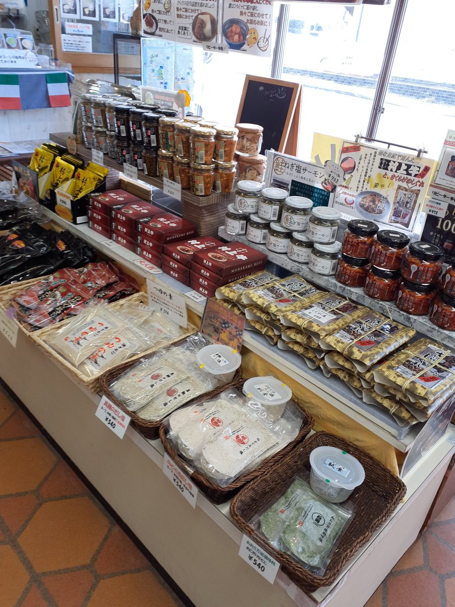 toraya_senami's tweet photo. もう年末になってしまいました😅
お久しぶりです🐱
虎屋は年末年始休ます営業しております。
観光客の皆様、帰省の皆様のお越しをお待ちしております。
本年もありがとうございました🐚
#村上茶クッキー
#村上牛ごは���だれ
#安田ラング・ド・シャ https://t.co/D3AZX9OEQ2
