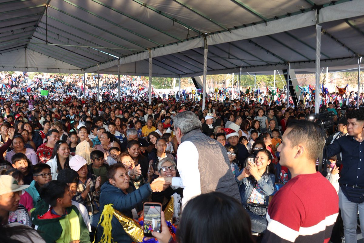 JIvanHerrera_'s tweet photo. 🎄✨ Vive la Navidad en Chapulco demostró que el trabajo coordinado y el compromiso hacen posible encuentros masivos que fortalecen a la comunidad y llenan de alegría a miles de familias. 

El presidente @pepechedrauimx puede confiar plenamente en el equipo de @AmbientePuebla: 🧵 https://t.co/FEagq3ykRX