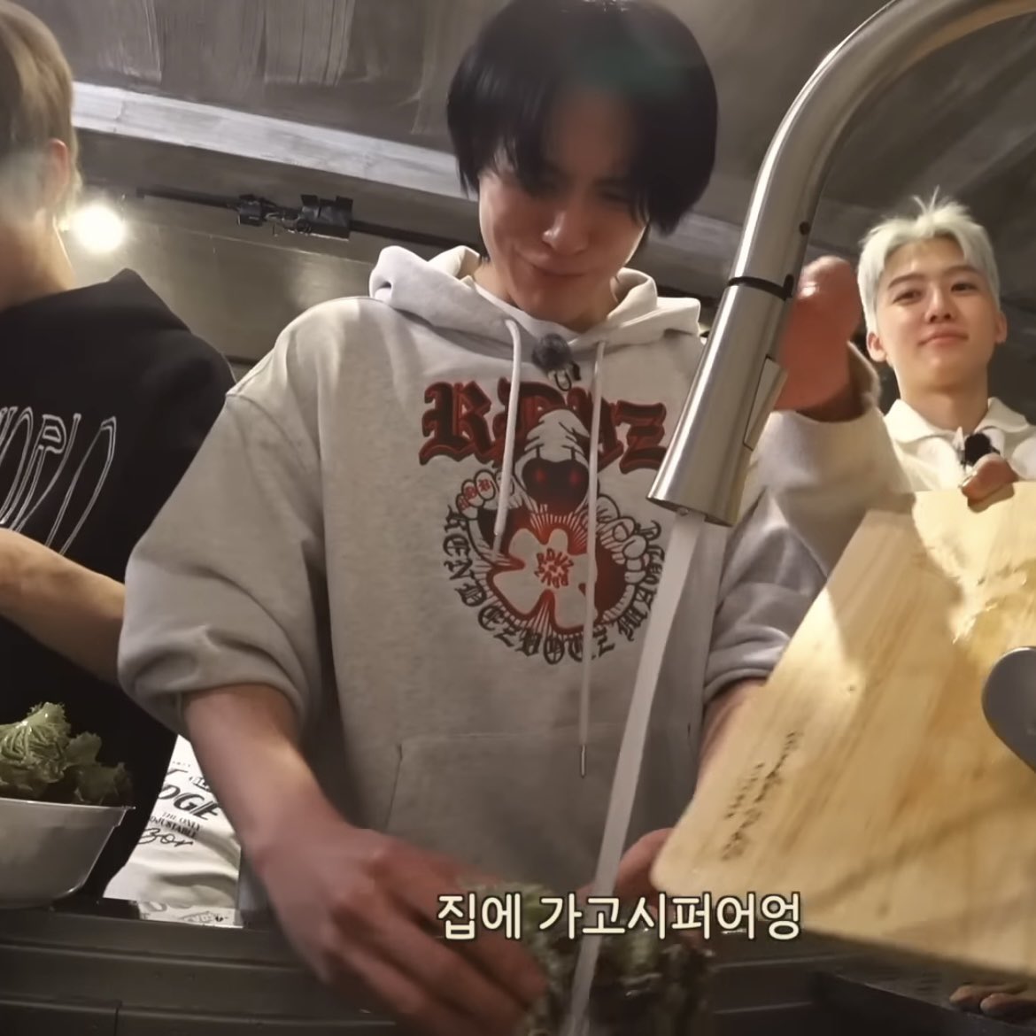 วันจันทร์ที่โหดร้ายที่สุดคือวันจันทร์ที่คนอื่นหยุดแล้วจั้นยังต้องมาทำงานวันสุดท้ายก่อนหยุดปีใหม่ ฮึก...... ฮือ...... โฮ โฮ ฮือ ...ฮือ ฮึกโฮ ......ฟีดดดดด ฮีออ ฟีดดด ฮือ......โฮฮฮ ฮีก .....ฮืออออออ ฮึกโฮฮึก...... ฮือ...... โฮ โฮ ฮือ ...ฮือ ฮึก โฮ ......ฟีดดดด ฮีออ ฟีดดดดด ฮือ....