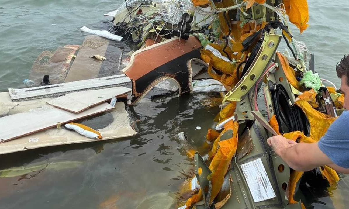 AMiMeDicenMune's tweet image. Un gobierno serio investigaría cómo es posible que en el último año la Marina…
•Chocó un buque en el puente de Brooklyn.
•Se les desplomó un avión en Texas.
•Se les descarriló el Tren Interoceánico.
•Y sus elementos fueron parte del Huachicol Fiscal y contrabando de armas.