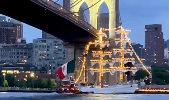 AMiMeDicenMune's tweet image. Un gobierno serio investigaría cómo es posible que en el último año la Marina…
•Chocó un buque en el puente de Brooklyn.
•Se les desplomó un avión en Texas.
•Se les descarriló el Tren Interoceánico.
•Y sus elementos fueron parte del Huachicol Fiscal y contrabando de armas.