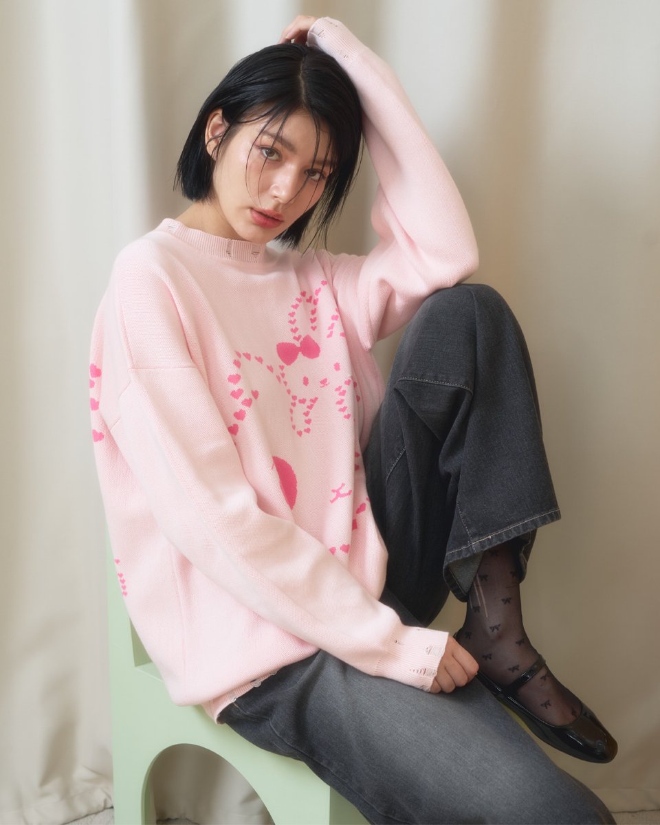 Numone_Official's tweet image. An understated moment, meant to be discovered.

Sweet Knitted Sweater (1,750)
Mid-Waist Boyfriend Jeans (1,350)

Available on December 29, 2025 
at 10:00 AM (GMT +7)
LINE SHOPPING 

The sweater will be available exclusively on our website (numone-store.com)…