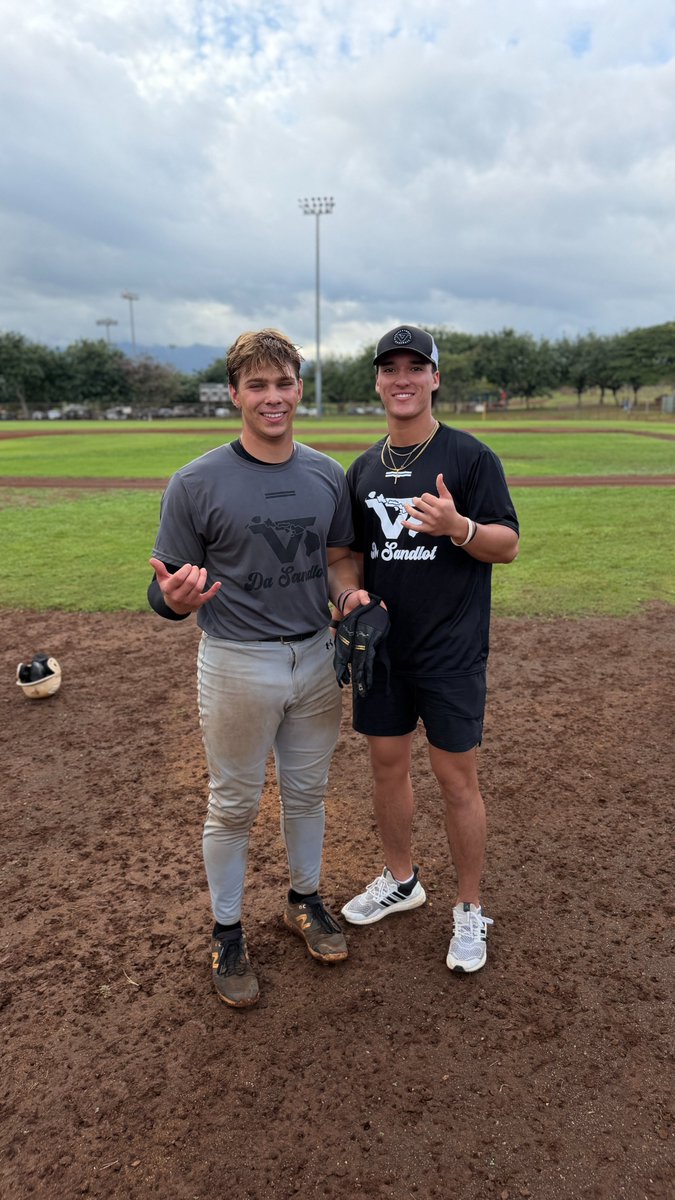FiveToolHI's tweet image. @ClassicHawaii F: Sharks 10, Stingrays 9
PoG: @MaxDeTrinis 1-3, 3B, RBI 
Hitter: @IanMurasaki 2-3, 2B, 2R

S/o to @JaceSouza_ who gave Max autographed @warstic BGs!