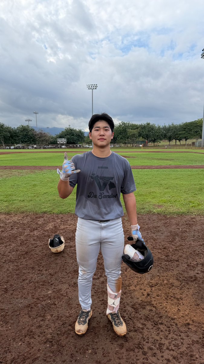 FiveToolHI's tweet image. @ClassicHawaii F: Sharks 10, Stingrays 9
PoG: @MaxDeTrinis 1-3, 3B, RBI 
Hitter: @IanMurasaki 2-3, 2B, 2R

S/o to @JaceSouza_ who gave Max autographed @warstic BGs!