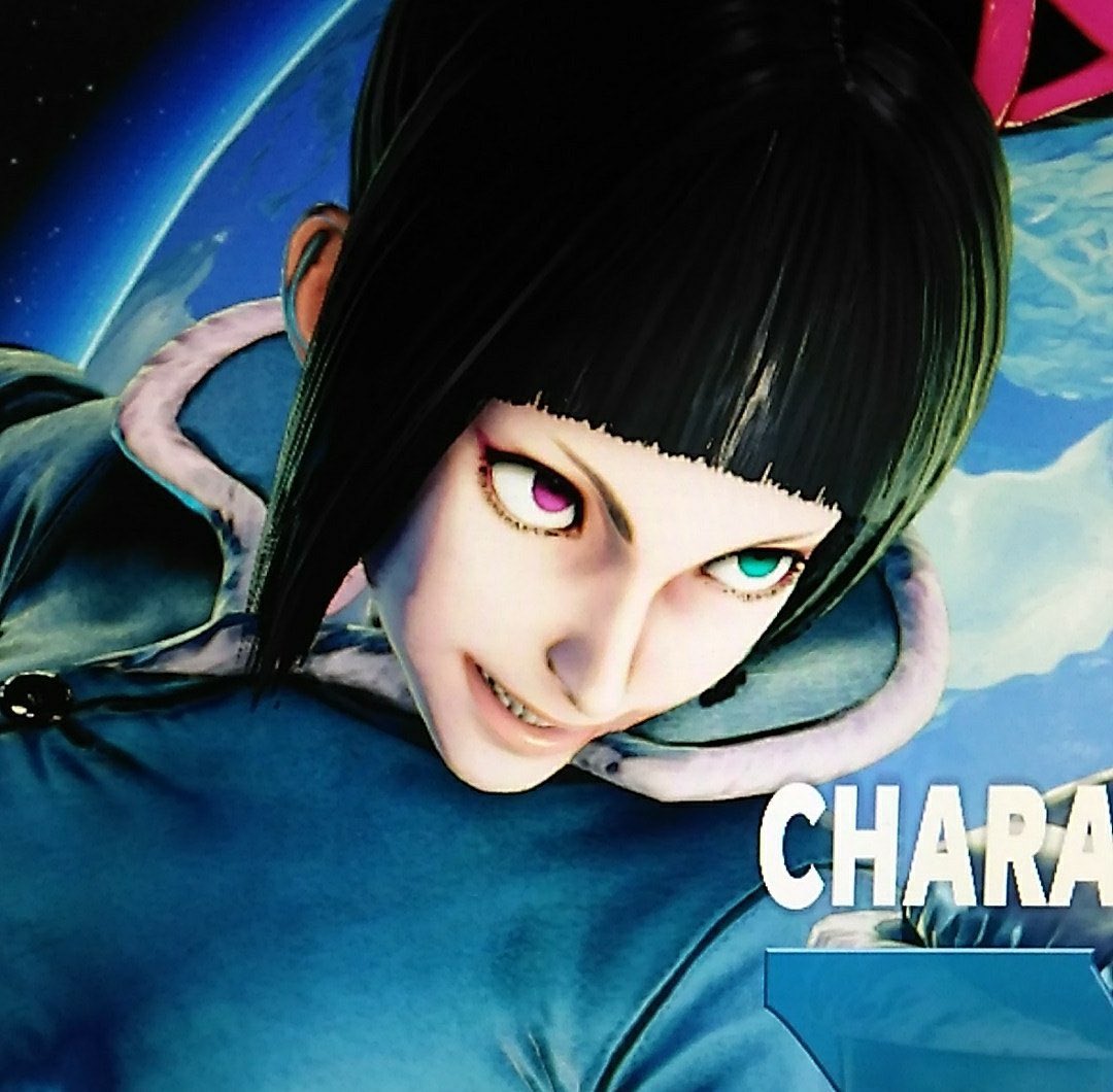 言われてハッとしたけど、回想のジュリちゃんが左目だけ開いてる