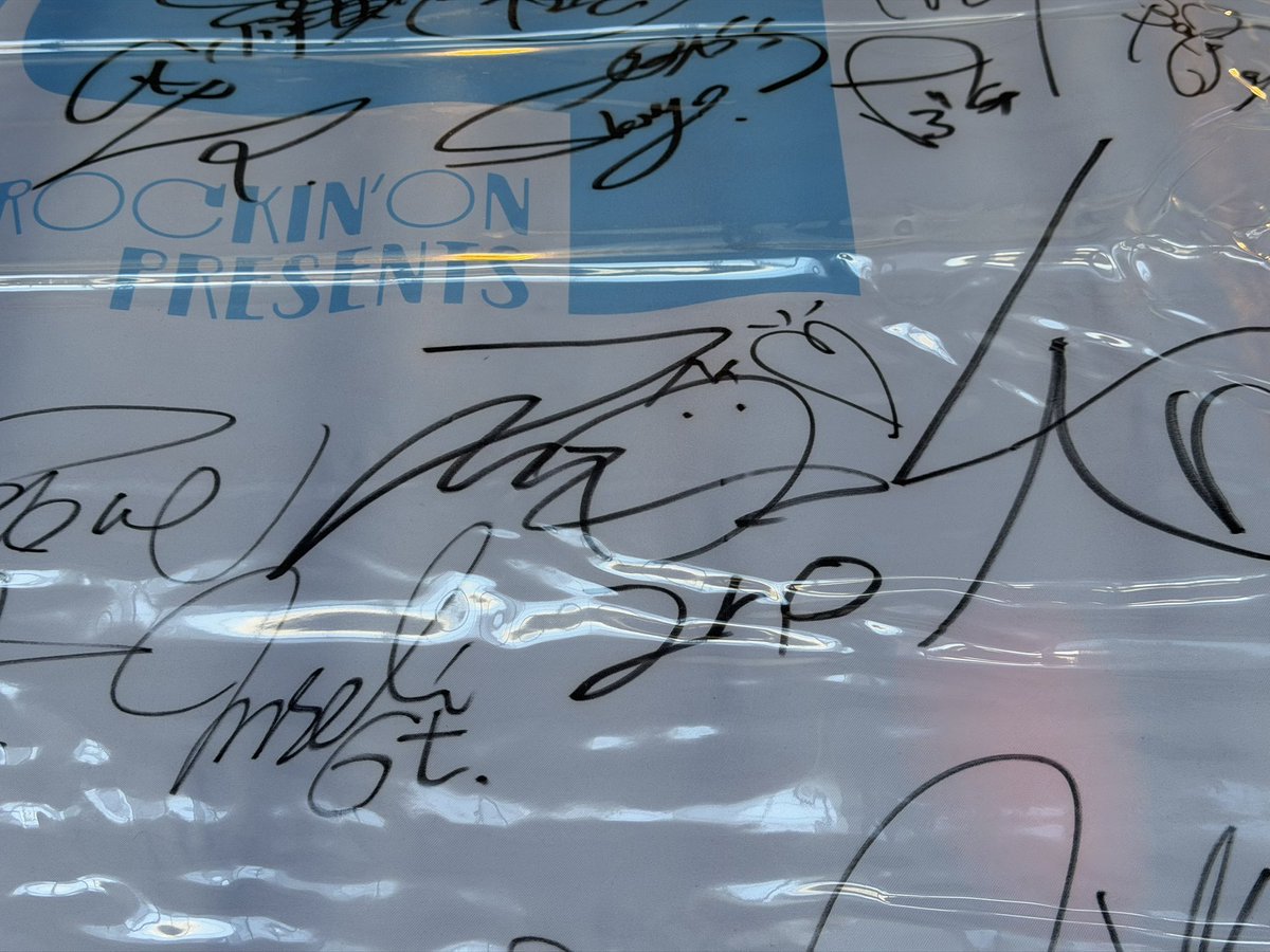 去年のあのちゃんのサインEARTH STAGE横のバナーにあるけど2つとも高い