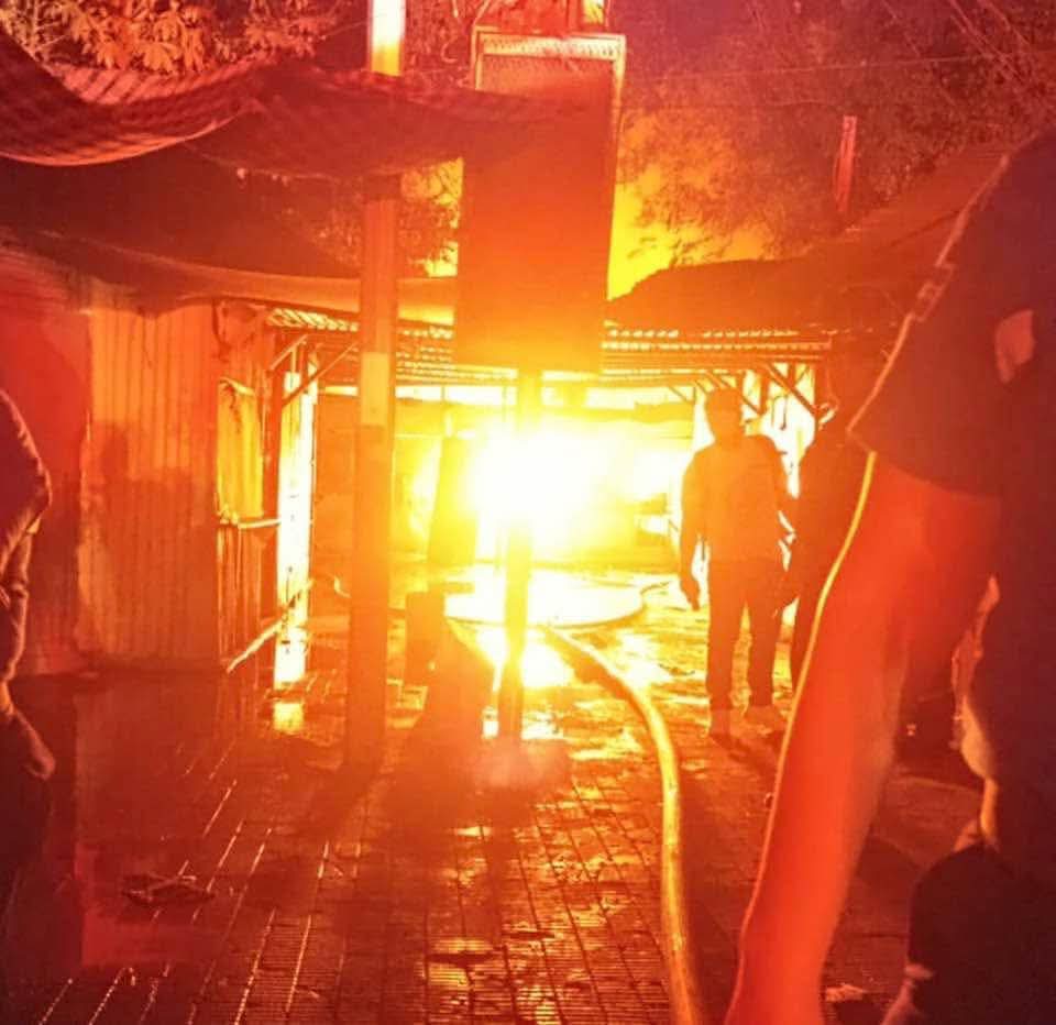 CFhpotter's tweet photo. En Santa Ana, un incendio en el parque Menéndez donde se ubica el mercado temporalmente ( 6 años ya ).
#AlcaldeInutil.
Ahora donde ubicará el mercado temporal, temporalmente 😅 https://t.co/YiZmuZCQht