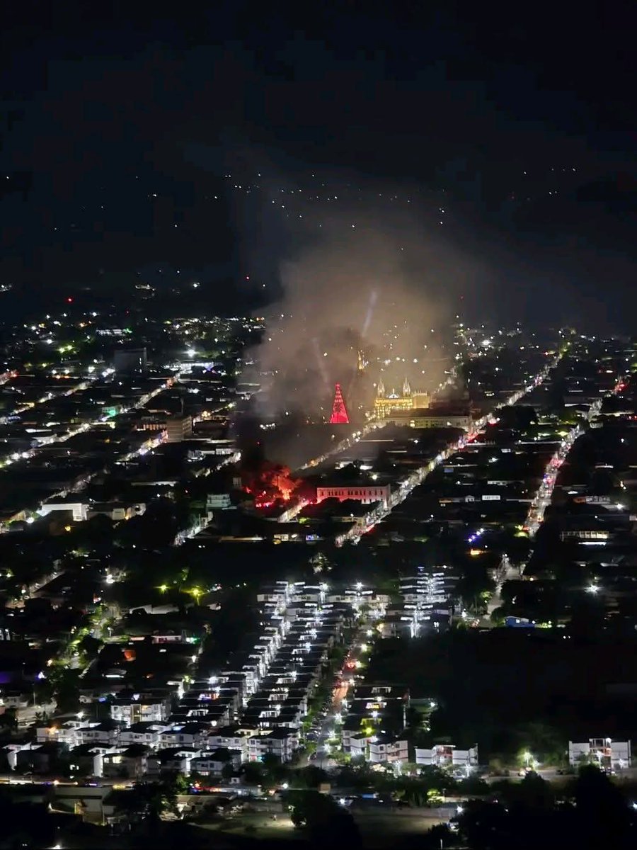 CFhpotter's tweet photo. En Santa Ana, un incendio en el parque Menéndez donde se ubica el mercado temporalmente ( 6 años ya ).
#AlcaldeInutil.
Ahora donde ubicará el mercado temporal, temporalmente 😅 https://t.co/YiZmuZCQht