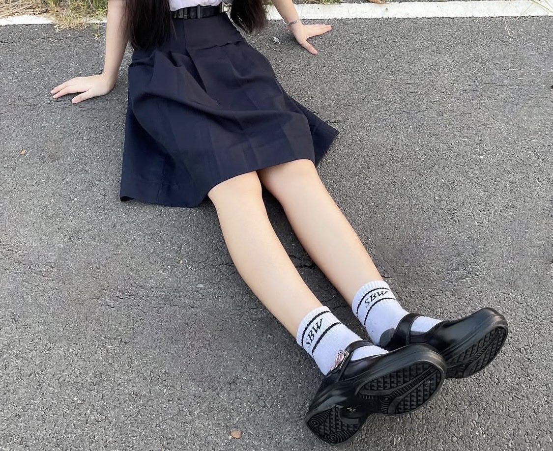 Mamamaprang_19's tweet photo. เมื่อเพื่อนเห่อรองเท้าใหม่ #รองเท้านักเรียนป๊อปทีน #รองเท้าpopteen #ชุดนักเรียน #รองเท้านักเรียนหญิง https://t.co/kplfO9Fpmw
