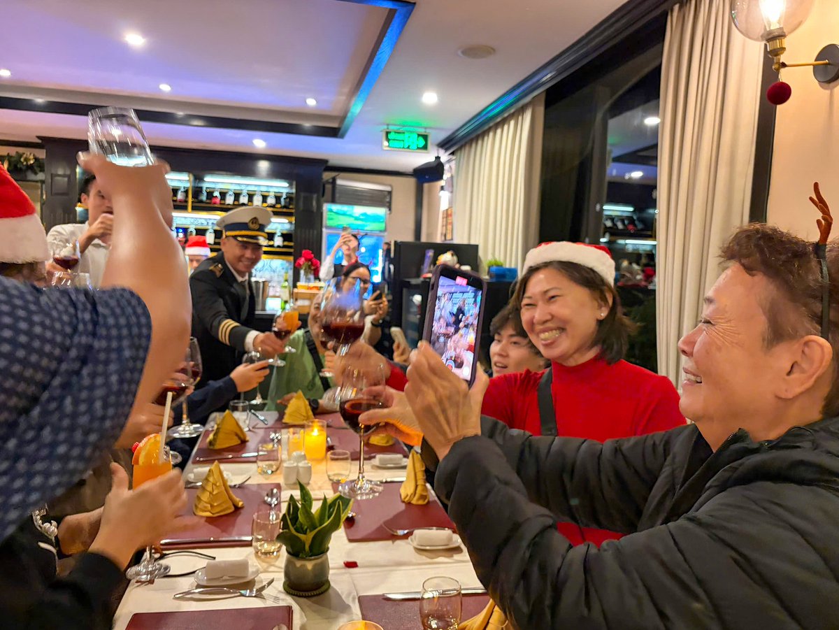 CruisesMon's tweet photo. Under the warm glow of festive lights, Christmas night on Mon Cheri Cruises unfolded as a truly joyful and heartwarming celebration ✨
📞 Hotline/Whatsapp: +84 984 749 958
📨 Email:info@monchericruises.com
🌐 Website:https://t.co/vEf6VNYyLg
#moncheri #bigbaygroup #monchericruises https://t.co/zj1Fe2A86L