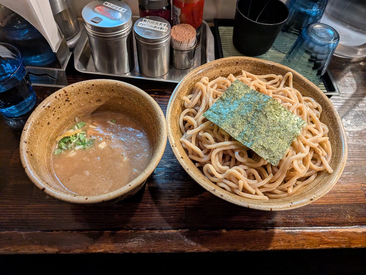 moricyge's tweet photo. ヤク中の脳内とAIのハルシネーションの間を行き来するようなバッドトリップ映画を観て気分が悪いのでつけ麺を食べます。交信おわり。 https://t.co/djreyPc4M0