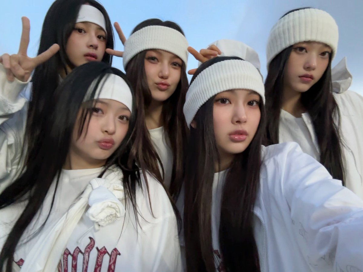 coolwithminjin's tweet image. NEWJEANS IS FIVE