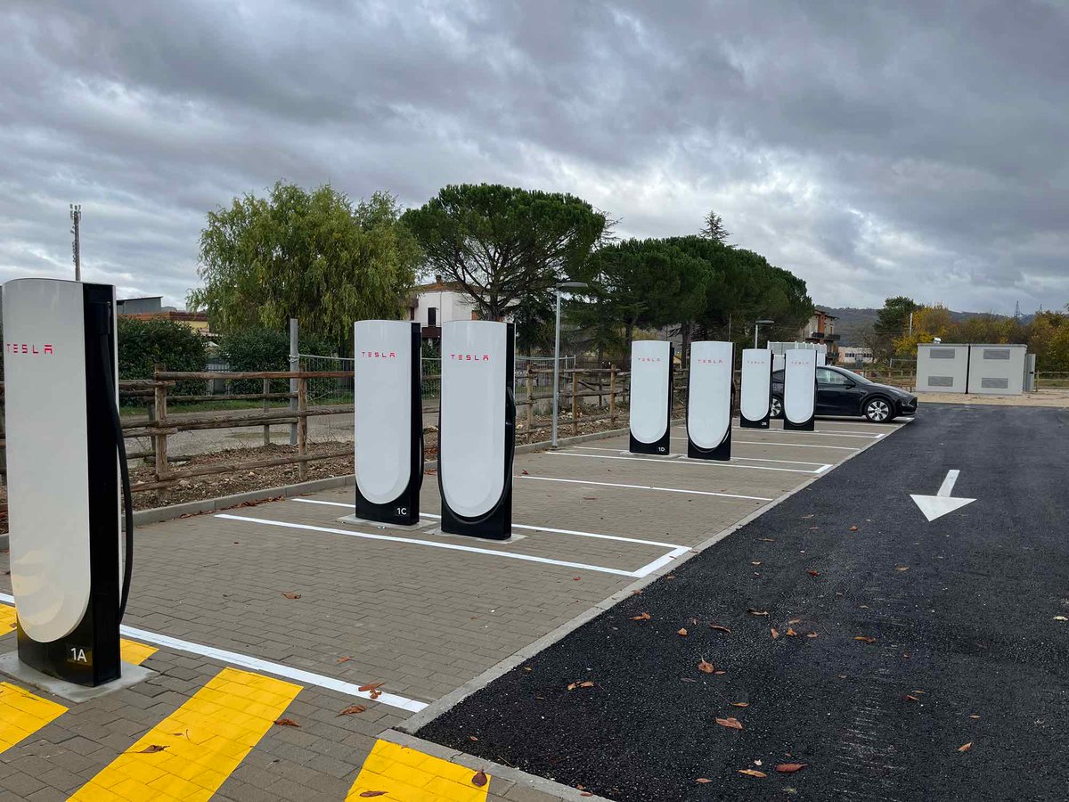 Tesla Charging tweet media