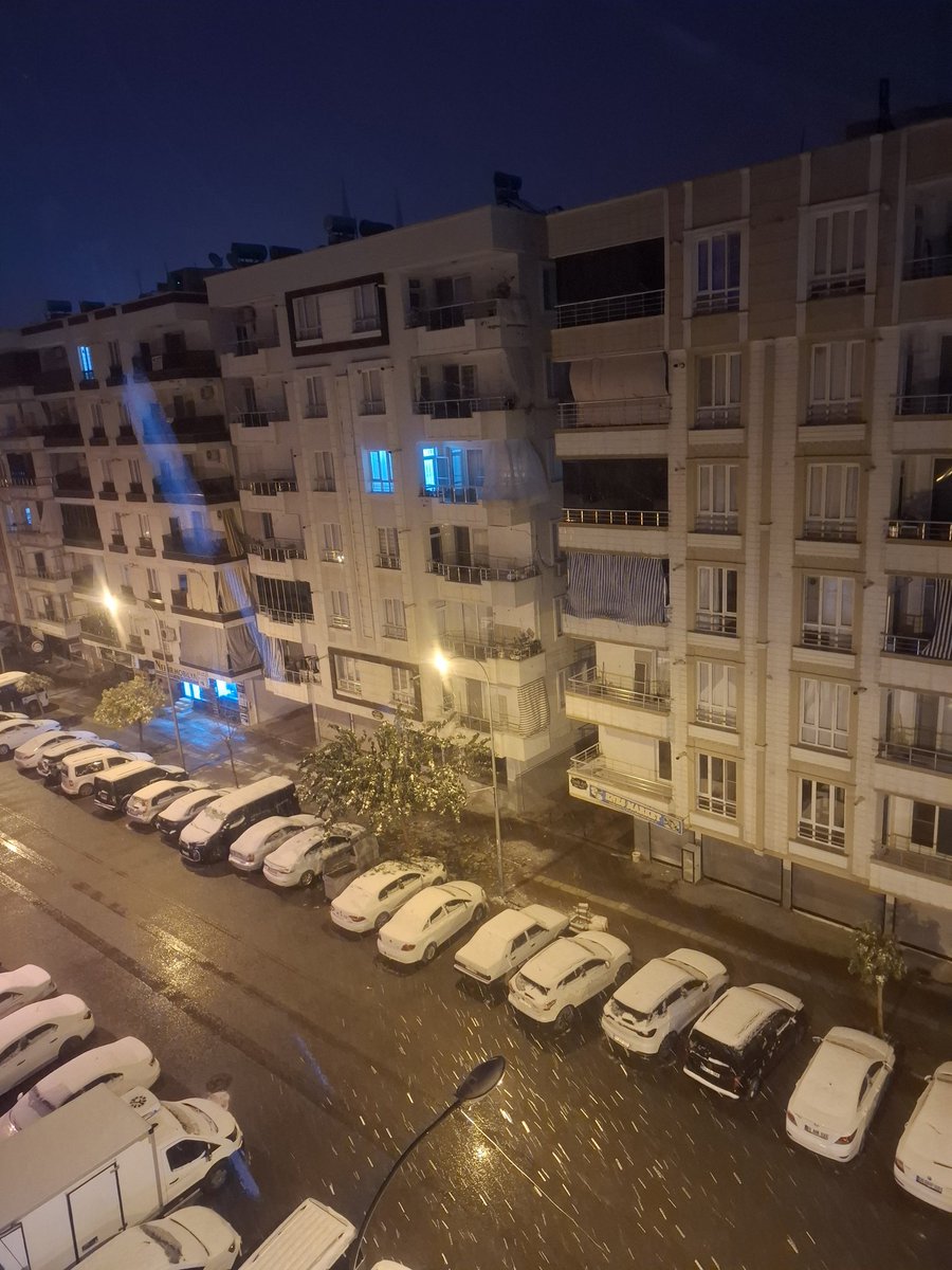 Ve kar başlar...Sağlık,huzur ve mutluluk getirsin hayırlı sabahlar...