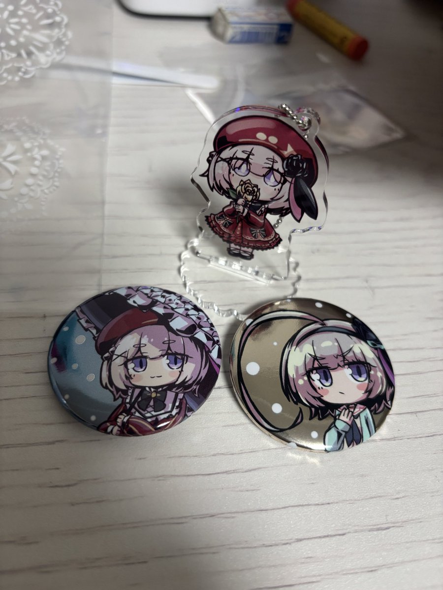 缶バッジとアクスタも届きました！！！全部出せます！！！よろしく