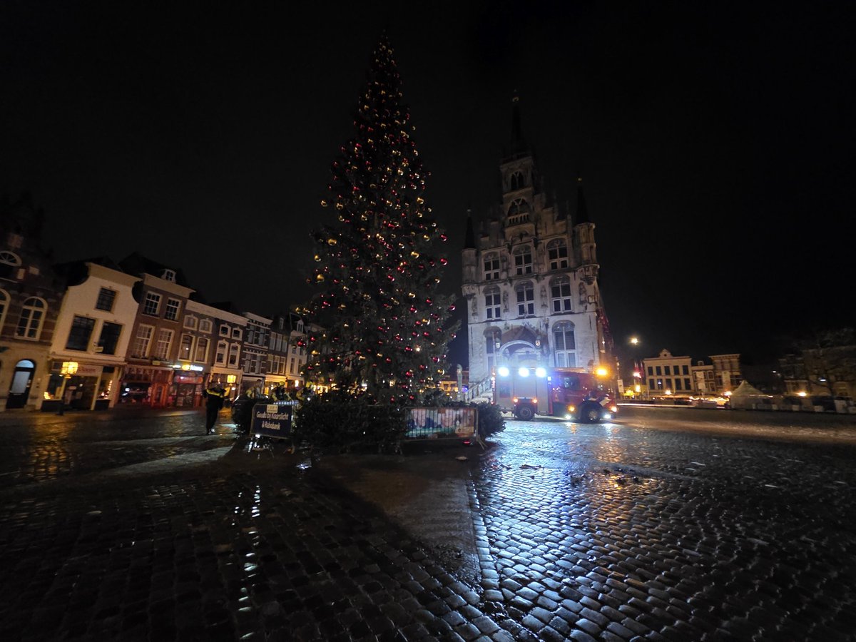 Brand in kerstboom in Gouda