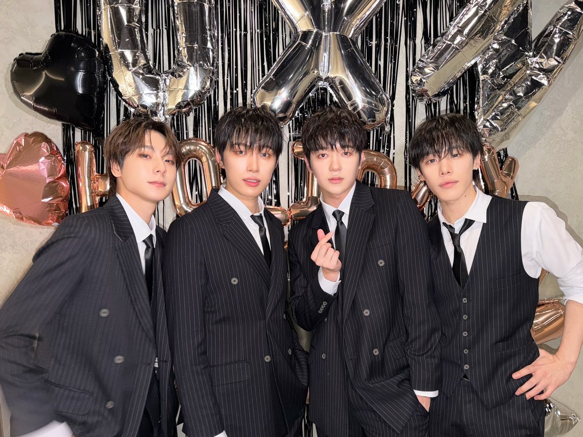 OmegaX_official's tweet photo. [📸]

2025 OX:N HOLIDAY PARTY (With. 한겸, 태동, KEVIN) 🎉 🎁💖

25년 마무리를 포애기들과 함께할 수 있어 행복했어요 🖤
26년에도 우리 쭉 함께 해요 ‼️

#OX_N #오엑스엔 #OMEGA_X #오메가엑스 https://t.co/ol5jeEAUsP
