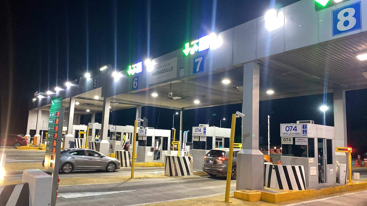 elmitoteromx's tweet photo. 🚨 Denuncia ciudadana contra caseta de cobro en Hermosillo

Un automovilista denunció la falta de apoyo por parte del personal de la caseta de cobro de Hermosillo, luego de que su vehículo presentara un desperfecto mecánico y solicitara el servicio de auxilio en grúa, el cual, según señala, debería estar incluido en el pago de la caseta.

De acuerdo con el reporte, el personal indicó que no cuentan con servicio de rescate, limitándose a recomendar que el conductor buscara una grúa particular por su cuenta, sin ofrecer alguna alternativa o apoyo adicional, pese a que la falla no fue causada por un accidente.

El afectado cuestiona que se cobre el peaje bajo el argumento de brindar seguridad y asistencia en carretera, cuando al momento de necesitar apoyo no existe respuesta ni respaldo, por lo que pide que las autoridades correspondientes revisen esta situación y garanticen los servicios que se supone deben ofrecerse a los usuarios.

#ElMitotero