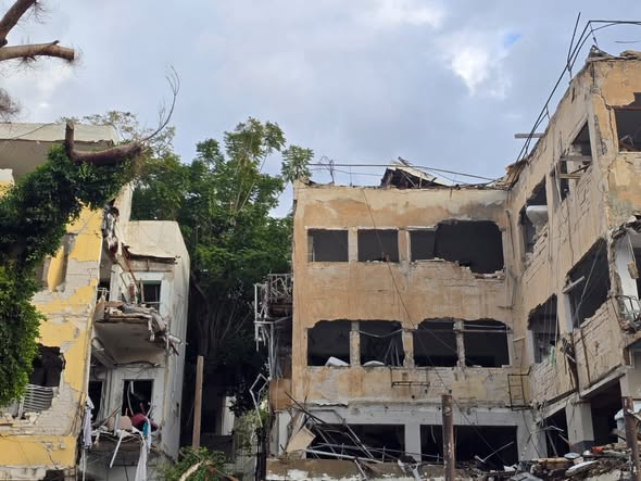 מה קורה עם הבתים בתל אביב שנפגעו מהטיל האיראני ביוני 2025? כלום. חורבות, אין הריסה, אין פינוי, סכנת נפשות.
צולם אתמול ע"י דבורית שרגל.