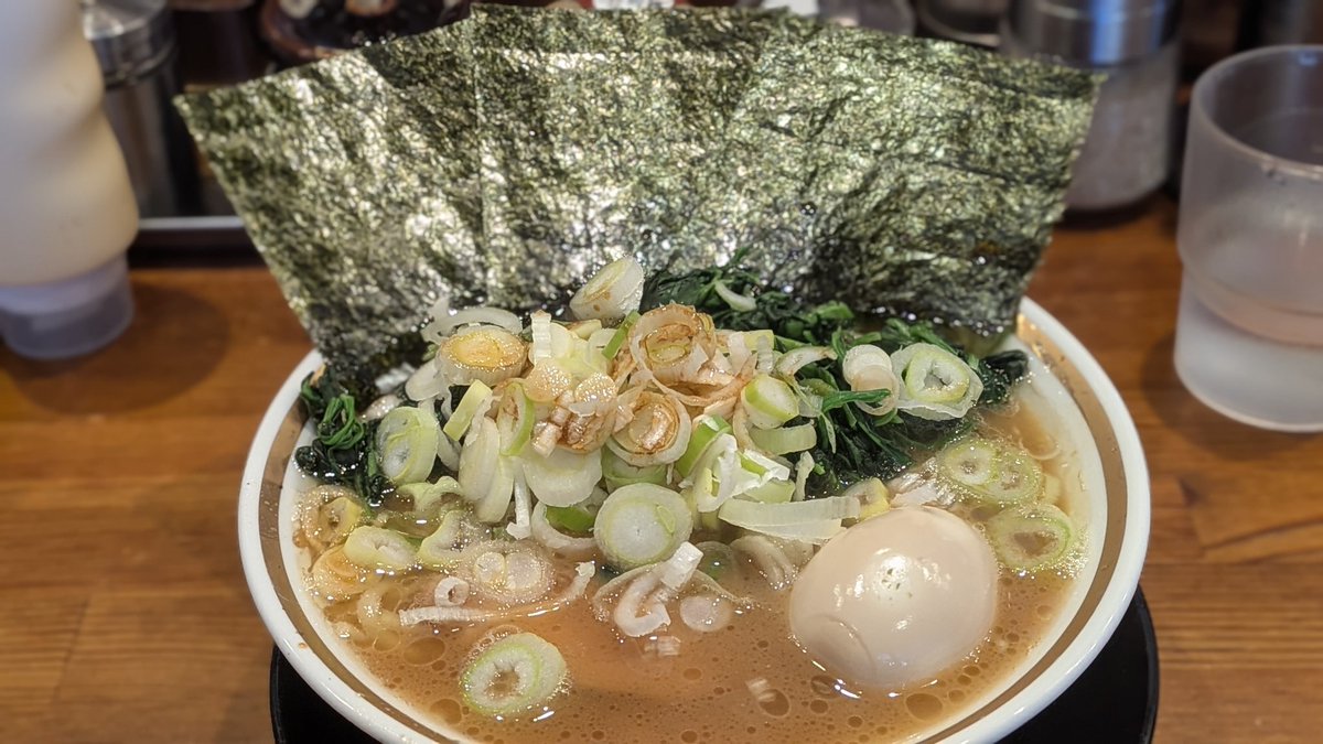 Aerodyyy's tweet photo. ちゃんとした家系ラーメンが食べた���て年内最終日に間に合いました、嬉しい。
醤油豚骨ほうれん草、薬味ネギ。
美味しかったです、ごちそうさまでした〜

@misatoya1223 https://t.co/dDhVY0LNGX