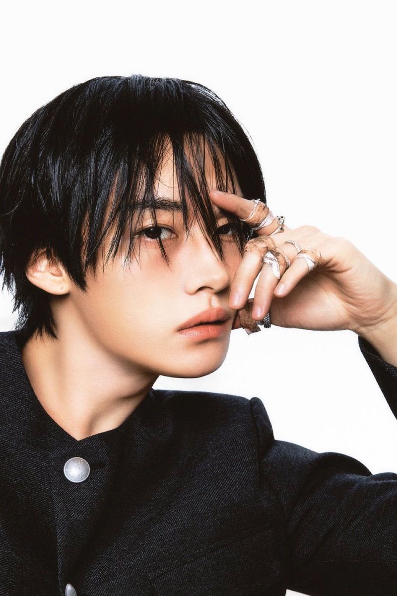LKglobal_'s tweet photo. 📰 NEWS 

According to a Naver article Lee Know is rumored to be cast as the male lead in the K-drama adaptation of the webtoon “Our Guild’s Idol”, which is expected to premiere in early 2027.

His resemblance to the character is insane!

🔗: https://t.co/OIRUBIJsf5 https://t.co/hYfKuGolLY