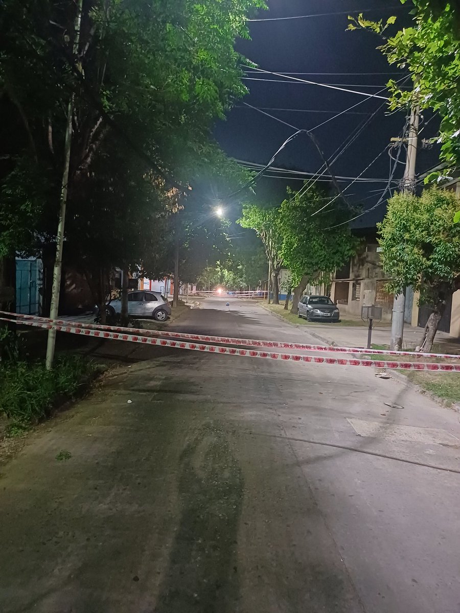 TetedeAlsina's tweet photo. Desde el viernes que estamos a la espera de @OficialEdesur , se rompió un poste y tuvimos que cortar la calle para q los autos no se llevan puesto los cables #Lanus https://t.co/eDPoNXPTt4