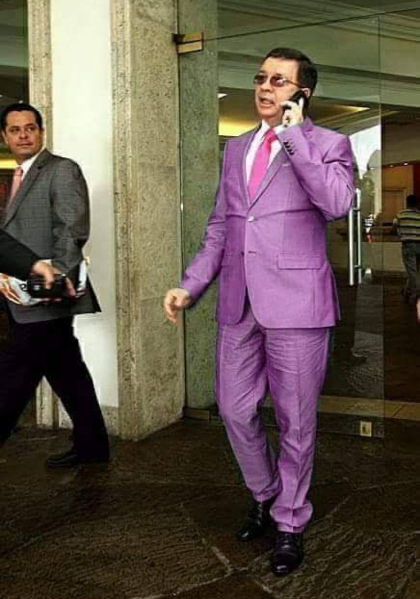 elcomandantepad's tweet image. Pasarela del Poder: trajes brillantes, colores chillones y camisetas entalladas. Mucho outfit, poco Estado. Cuando no hay resultados que exhibir, se desfila la vanidad. Alta Costura, Política para un país con problemas de fondo.