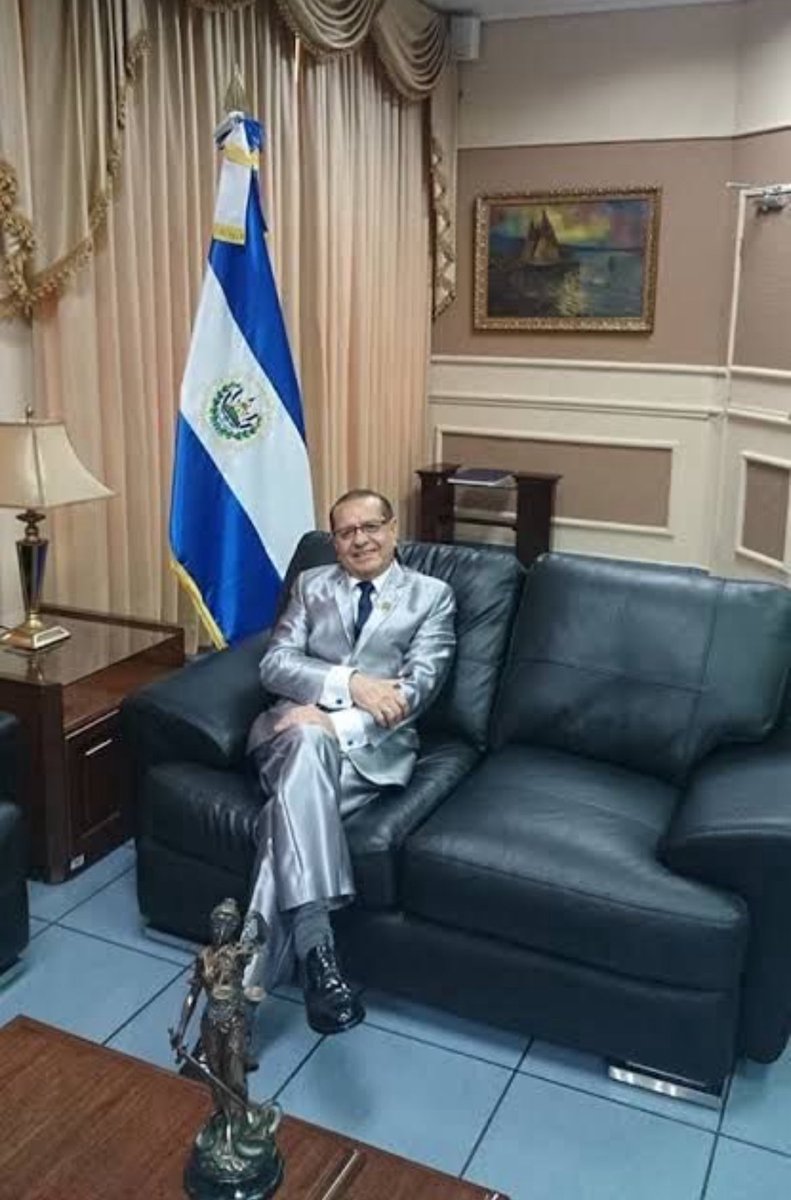 elcomandantepad's tweet image. Pasarela del Poder: trajes brillantes, colores chillones y camisetas entalladas. Mucho outfit, poco Estado. Cuando no hay resultados que exhibir, se desfila la vanidad. Alta Costura, Política para un país con problemas de fondo.