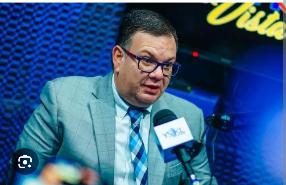 elcomandantepad's tweet image. Pasarela del Poder: trajes brillantes, colores chillones y camisetas entalladas. Mucho outfit, poco Estado. Cuando no hay resultados que exhibir, se desfila la vanidad. Alta Costura, Política para un país con problemas de fondo.