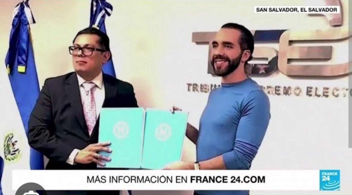 elcomandantepad's tweet image. Pasarela del Poder: trajes brillantes, colores chillones y camisetas entalladas. Mucho outfit, poco Estado. Cuando no hay resultados que exhibir, se desfila la vanidad. Alta Costura, Política para un país con problemas de fondo.