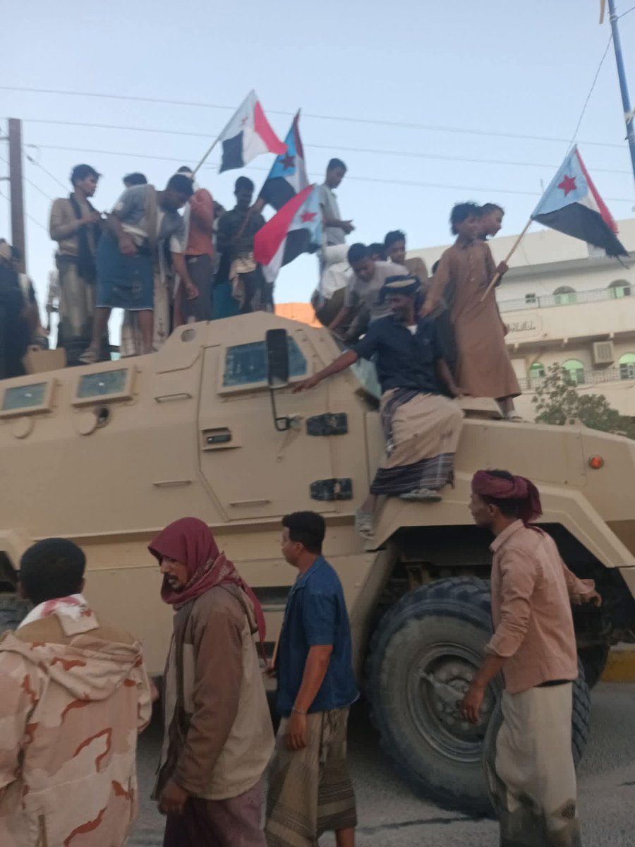 Dr_Laqwer's tweet photo. سيئون ليست وطنا بديلا

سيئون مدينة عزيزة من مدن حضرموت، لن تُختزل إلى مشروع تعويض سياسي ولا تُحمَّل تبعات فشل الآخرين. الوطن لا يُستبدل بمدن، ولا تُدار القضايا المصيرية بمنطق الترحيل الرمزي أو فرض الأمر الواقع. سيئون جزء من حضرموت، وحضرموت جزء أصيل من الجنوب، وأي محاولة لتسويقها كوطن بديل هي قفز على التاريخ والهوية والإرادة الشعبية.