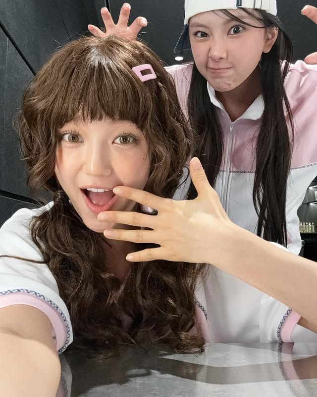 leehyeinified's tweet image. we love you danielle. newjeans is five.