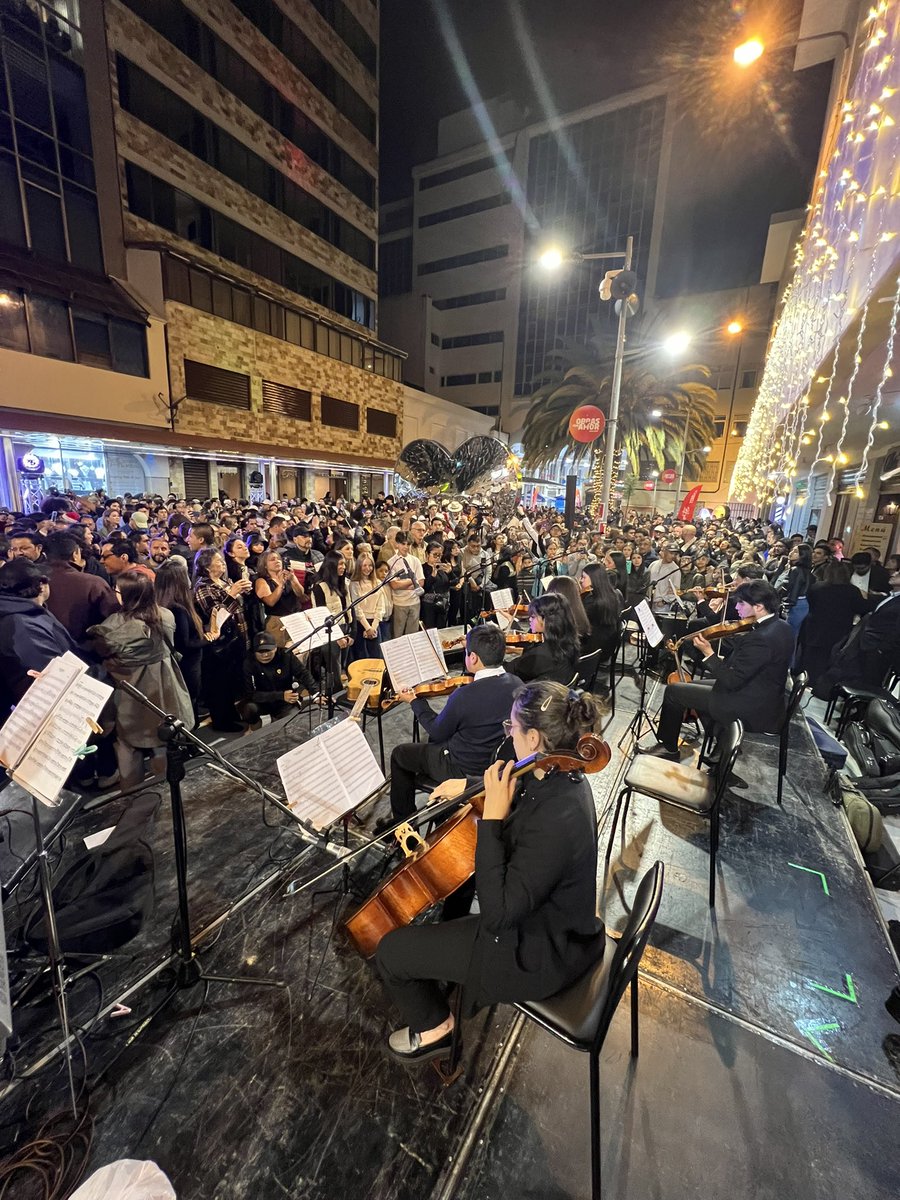 CulturaCUE's tweet photo. Así se vivió el #ProgramaCultural en la inauguración del Pasaje Pedro Toulop, hoy reconstruida como un lugar SEGURO para el encuentro, el arte y la convivencia ciudadana 🎶💃🌿
Un espacio que renace con #ElCorazónDeCuenca 💛
#CulturaCuenca #CuencaPremium #SeSienteEnCuenca https://t.co/ZDXT2pGDSC