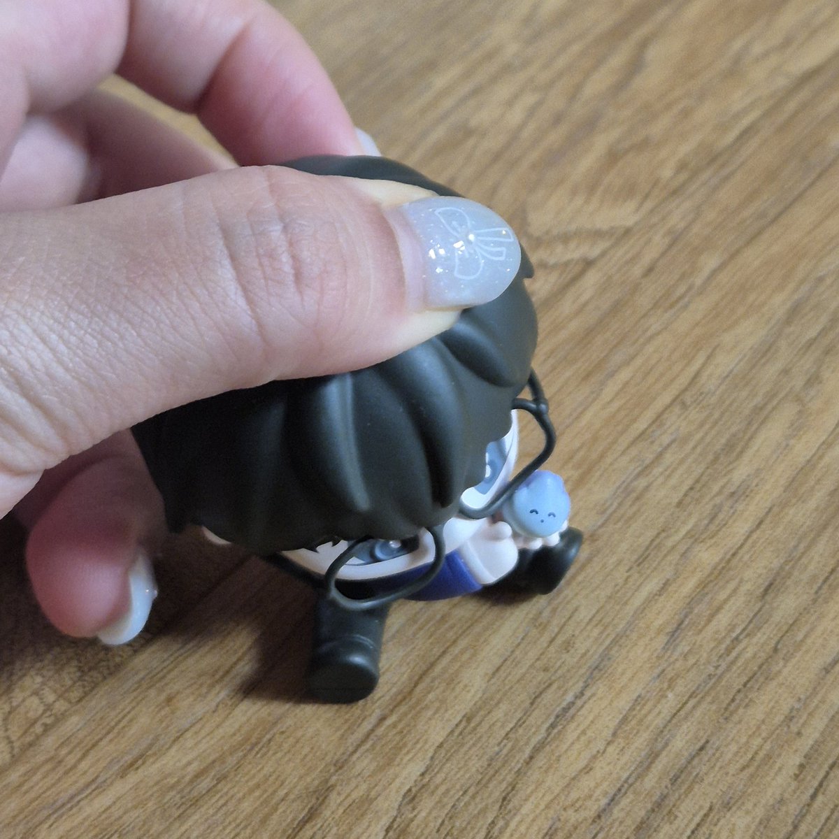 🍇 포도 앉히는 타래 🍇

1. 뜨신물(뜨건물x)에 포도 퐁당
2. 1분 정도 뒀다가 꺼내서 수건으로 닦기
(이때 안경이 엄청 말랑해지니 꾸겨지거나 끊어지지 않도록 주의)
3. 말랑해지면 앞쪽으로 꾹 누르고 10분 정도 있기
4. 잘앉아요 포도 완성💕

(영상 타래로)