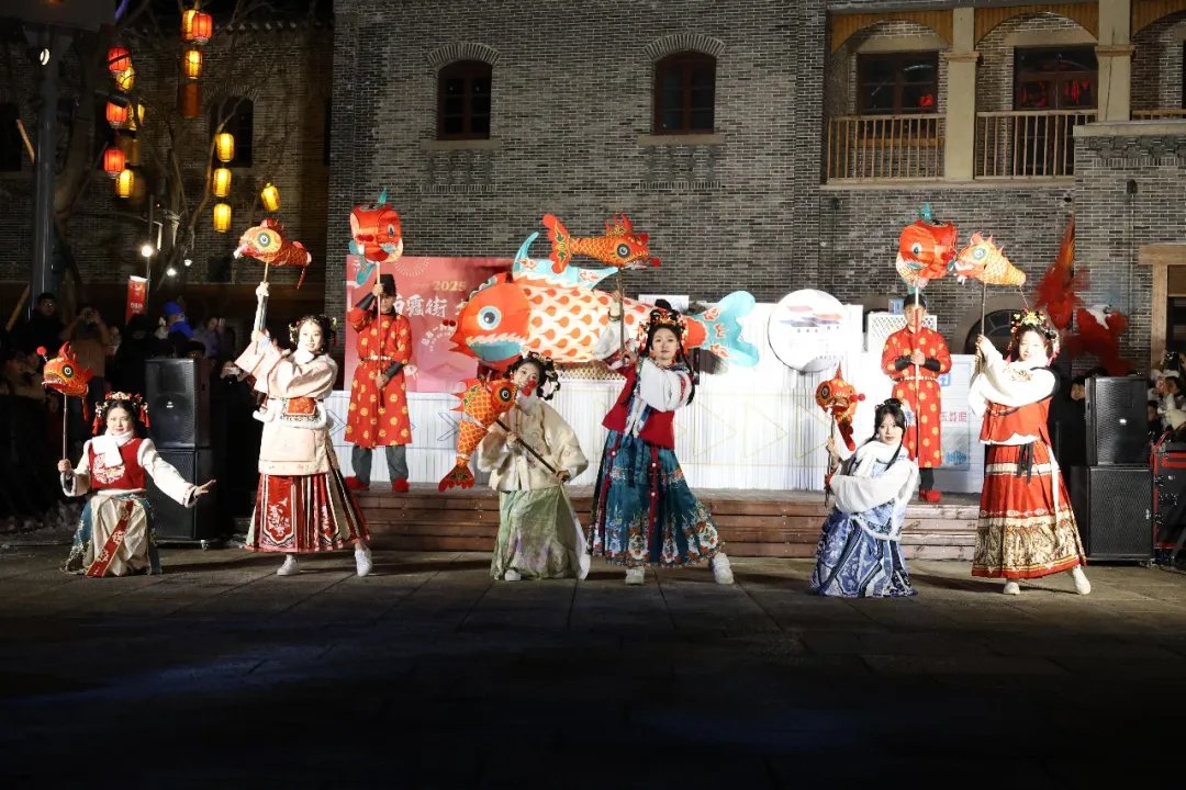 BlackBallhey's tweet photo. 12月31日晚，栖霞街“一起闪闪发光”冬日盛典将从19:30持续至零点。活动以非遗传承为底色，融合音乐、互动与仪式感。现场不仅可观赏火壶、飞火流星、鱼灯巡游等非遗表演。#好客山东 #最威海是环翠 #beautifulweihai https://t.co/STr652W1Kl