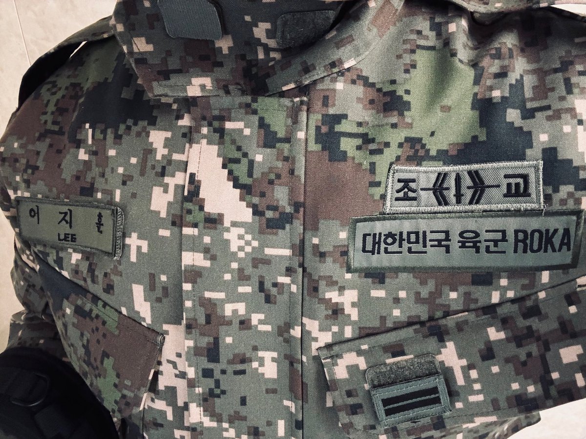 근데 생각할수록 너무 귀엽다

자기가 생각했을 때
여유 있는 시간에
주변에 사람 없고
가방은 손에 들고
잘 보이게 상체를 내민 다음
명찰들이 잘 보이는 포즈로
찰칵 찍고
잘 나왔나 확인했을 상상…

그냥 휴가 나온 그대로 전역해라 힘들다