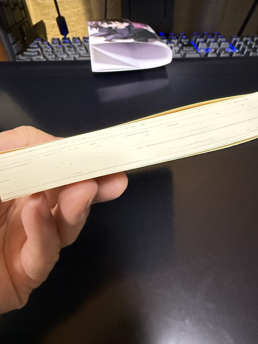 ところでこれも見て欲しい。小説の見本誌が届いたんだ
もうお店。お店で売ってるやつ。まじ感動
そしてカバー下の表紙にも注目して欲しい。文庫本を意識してデザインしたんだ。紙もこの色チョイスして正解だった…
そして厚みもなかなかのもの。市販の文庫本と比べると少し厚い紙なのかな
アガるわ〜 