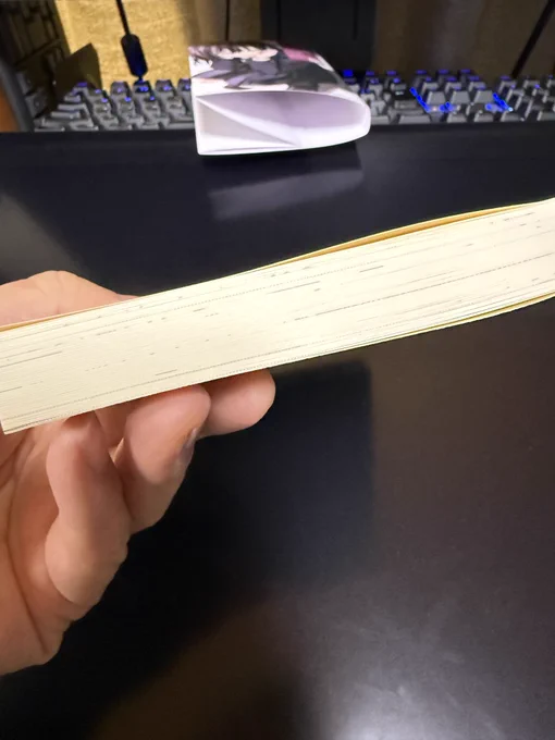 ところでこれも見て欲しい。小説の見本誌が届いたんだ もうお店。お店で売ってるやつ。まじ感動 そしてカバー下の表紙にも注目して欲しい。文庫本を意識してデザインしたんだ。紙もこの色チョイスして正解だった… そして厚みもなかなかのもの。市販の文庫本と比べると少し厚い紙なのかな アガるわ〜