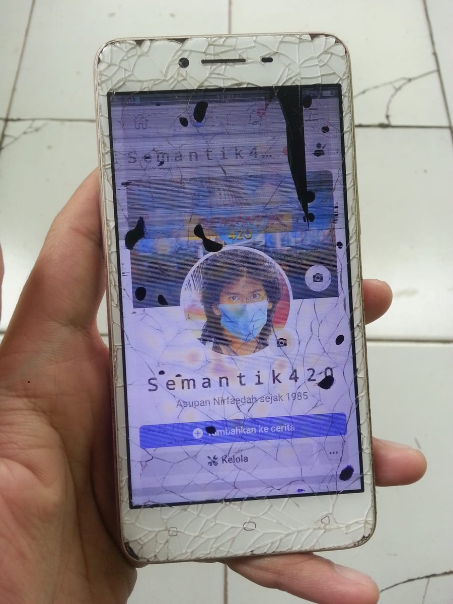 Titik terendah jadi seorang admin adalah tetep posting meski hapenya ancur separah ini. BTW ini waktu era COVID dulu, pas nggak ada duit buat benerin. hehehe