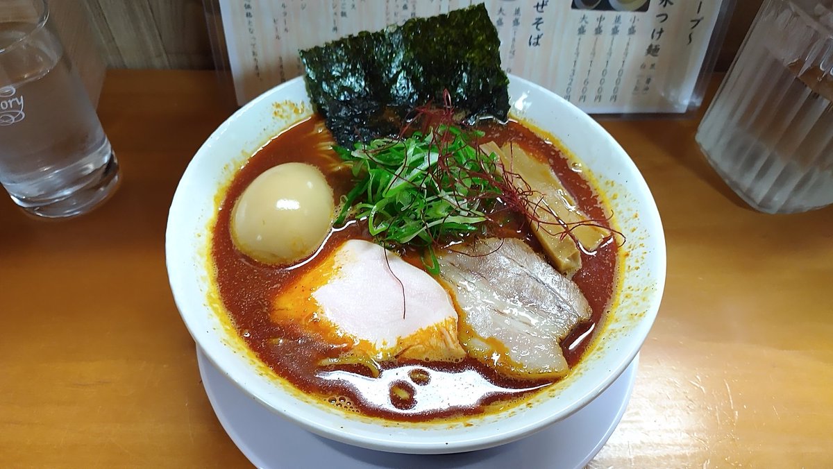 ('👁️ω👁️)🍜よくよく考えたら当たり前なんだけど、煮干しらーめんの辛いやつって、チゲ鍋の味がしてうまうまズルズル 