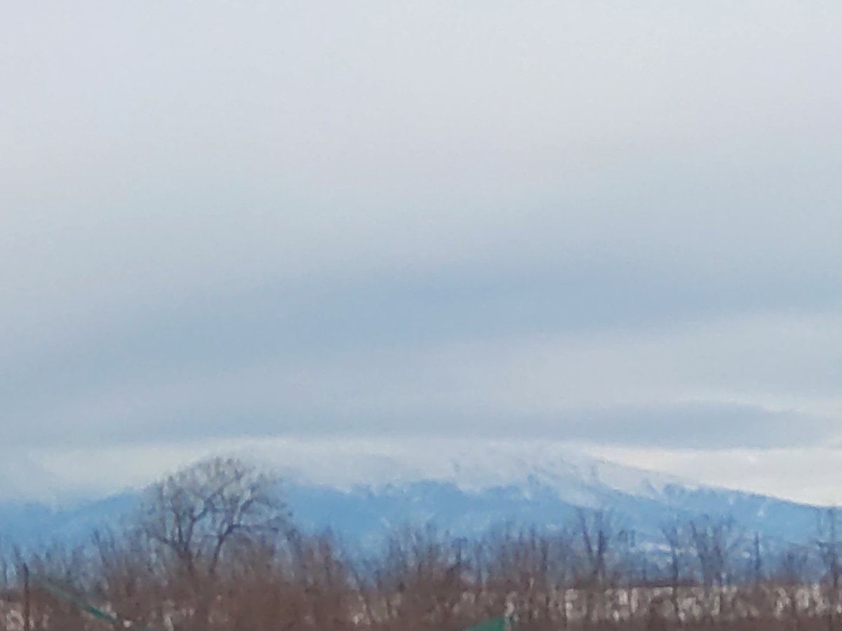 YayoHon's tweet photo. 今年最後かなの青空ラン🏃‍♀️
月山🏔️は見えたけど鳥海山は雲の中☁
雲の下の方ちょっと虹色🌈😆 https://t.co/QH53yiCPWb