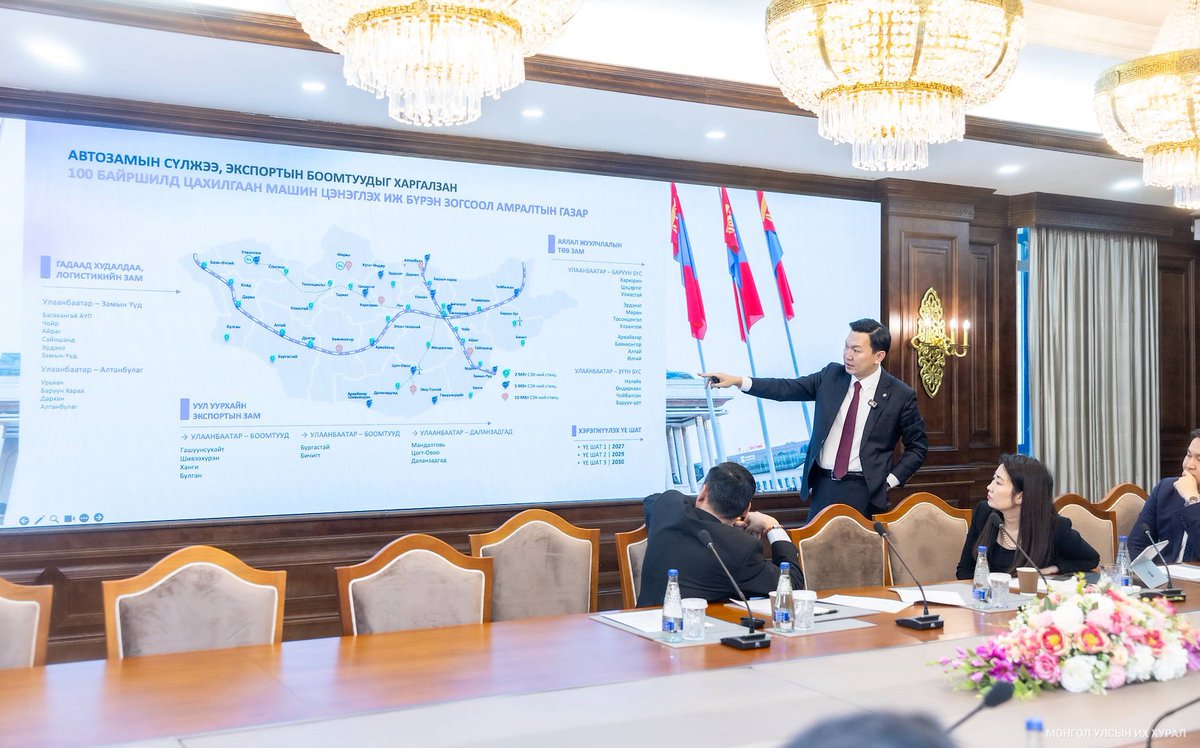 UNDPMongolia's tweet photo. 🇲🇳 УИХ-ын дарга @NyamUchral-ын танилцуулсан ”Hүүрс, газрын тосны хэрэглээг бууруулах 3х100 арга хэмжээ”-г НҮБХХ дэмжиж, тэгш хүртээмжтэй эрчим хүчний шилжилт, нoгooн эдийн засгийг бэхжүүлэхэд хамтран ажиллахад бэлэн байна. #СэргээгдэхЭрчимХүч https://t.co/uchk7YlSkd