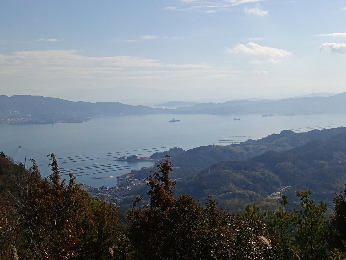 古鷹山到着
いい天気で瀬戸内海がキレイ
メロンパン食べて下山