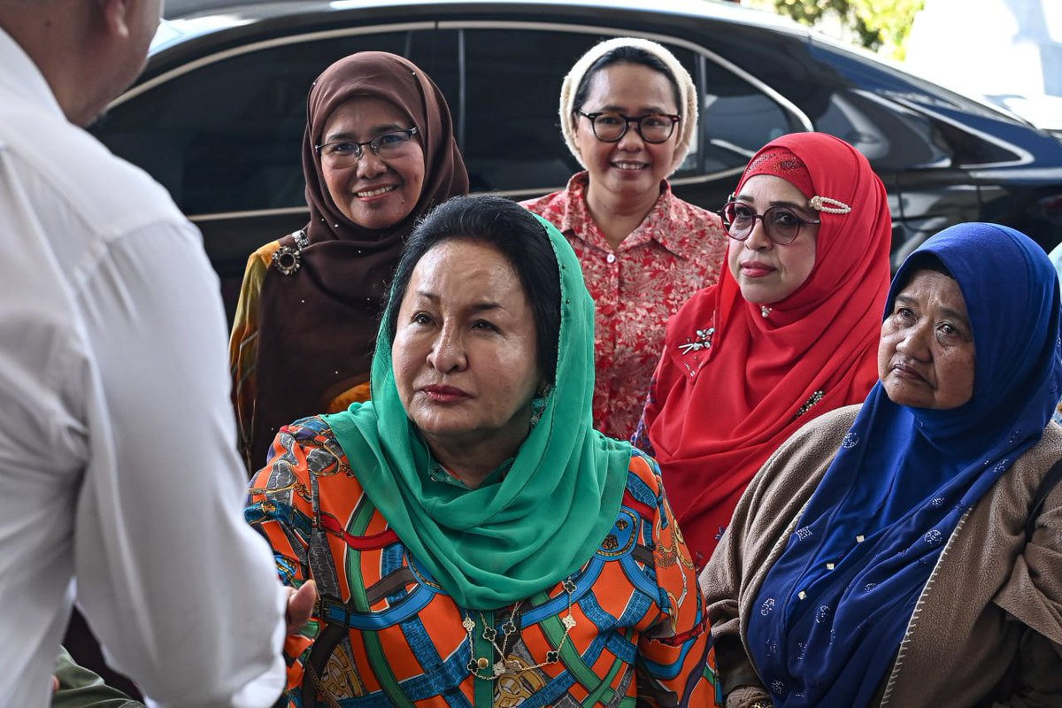 NST_Online's tweet image. Rosmah saddened by those taking joy in Najib and family's hardship 

Datin Seri Rosmah Mansor has broken her silence on the claims that she was responsible for the downfall of her husband, former PM Datuk Seri Najib Razak. Speaking from her Kuala Lumpur residence, she described…