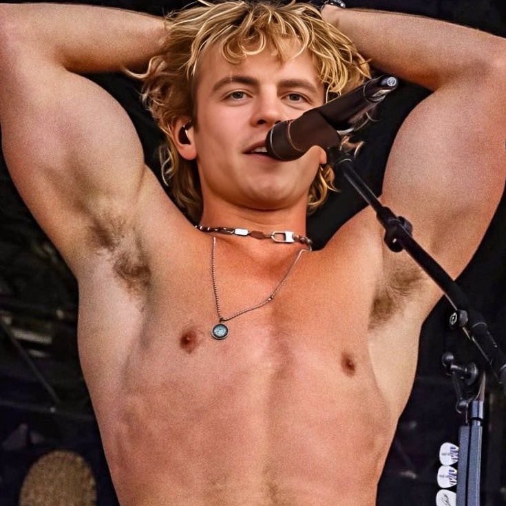 poponze's tweet image. Ross Lynch está completando 30 anos.