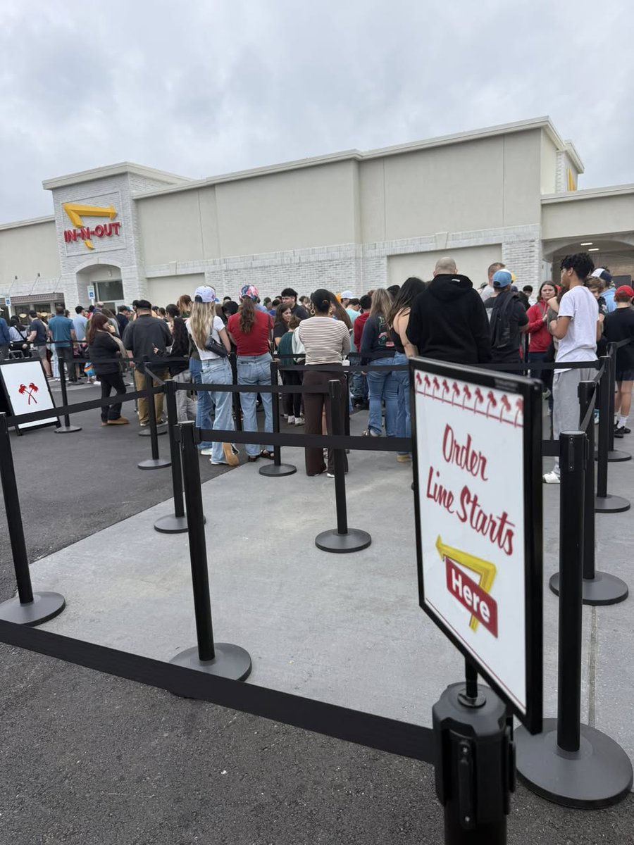 ᶠᵃⁿ In-N-Out Burgers tweet media