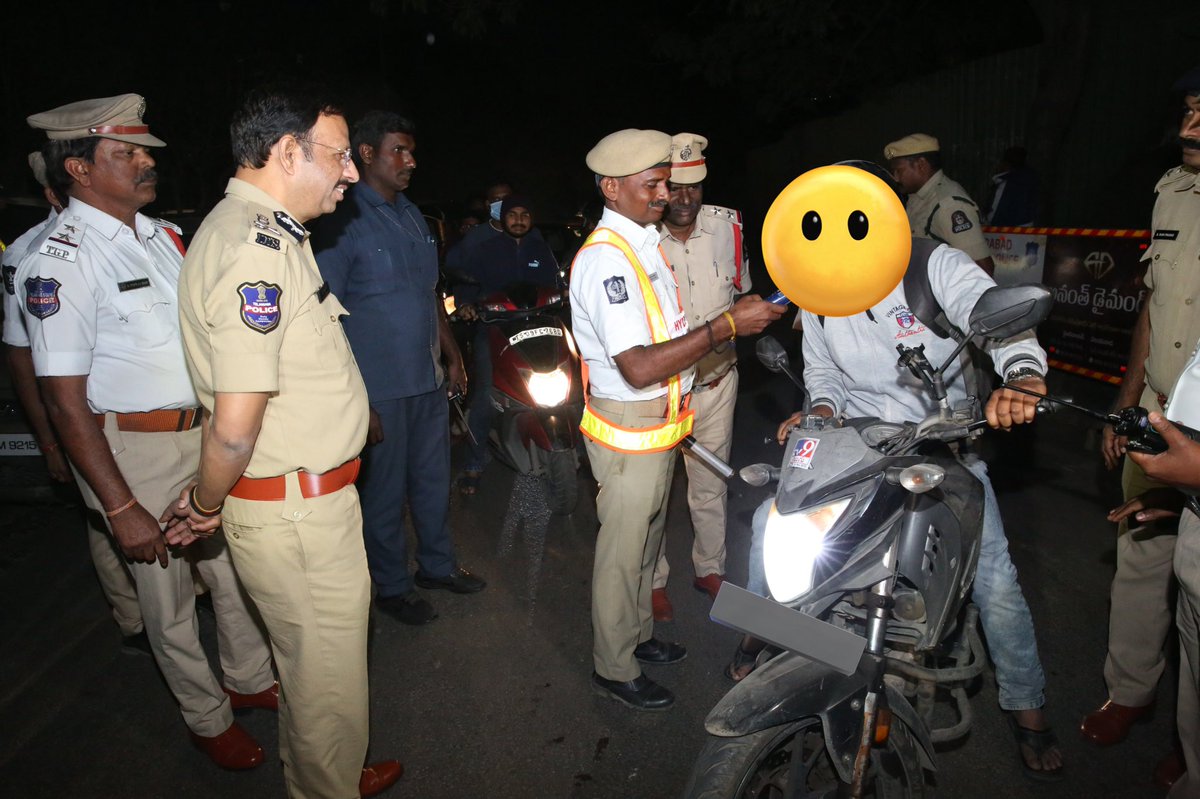 SajjanarVC_IPS's tweet photo. Police bolre isliye nai—apni zimmedari samajh ke drink &amp; drive mat karo. Ghar pe aapke log intezaar mein rehte. 

Ghar ki ghanti bajni chahiye, police station aur court ki nai. 

Nasha chhod do, zimmedari pakad lo. 
#Hyderabad Police bole toh — Zero tolerance to drunk driving. https://t.co/jhyuBvGkm5