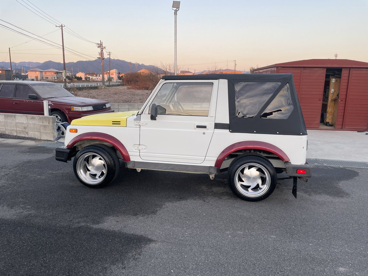 えーらいハイカラになってもーた🤣
ある程度形になったな💡
スペアタイヤブラケットとフロントガラスの上の真ん中の意味わからんゴムとルーフレール2本付けて外装終わりくらいか？🧐
ジムニーはほんと手間かかるなー🤣