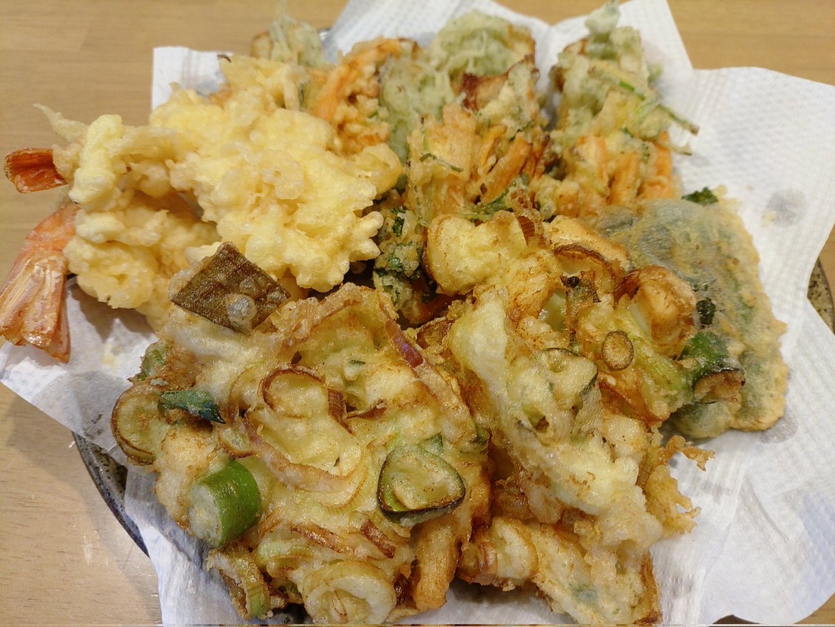 天ぷら丼 天ぷら蕎麦用の天ぷらを作る。ついでに昼は黒天丼にした。このあと